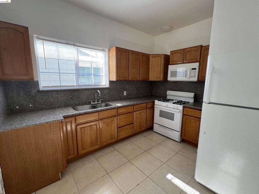 3244 Ellis St Property Photo 4