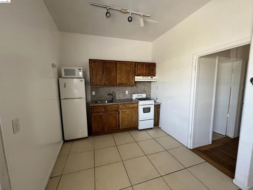 3244 Ellis St Property Photo 3