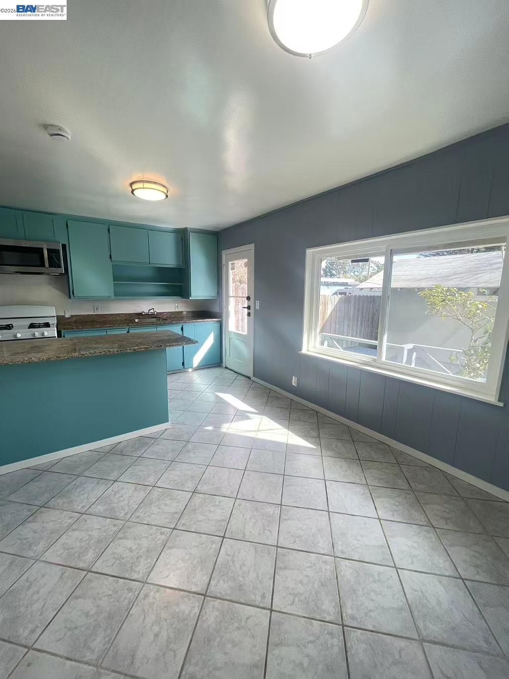 318 Cypress St D Property Photo 6