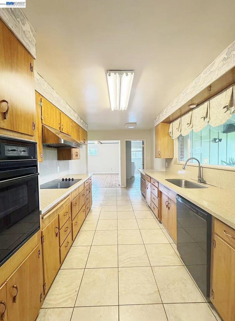 2465 W Benjamin Holt Dr Property Photo 6