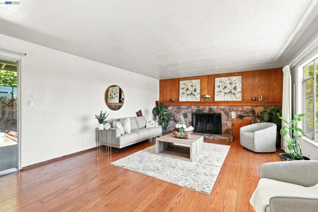 5760 Leona St Property Photo 4