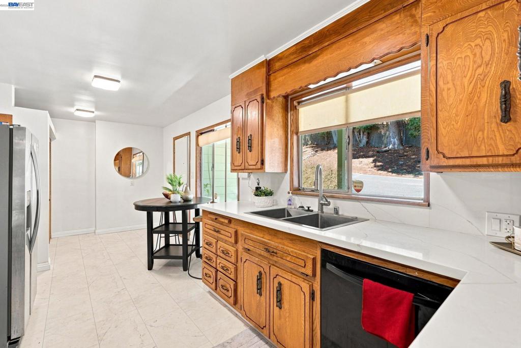 5760 Leona St Property Photo 10