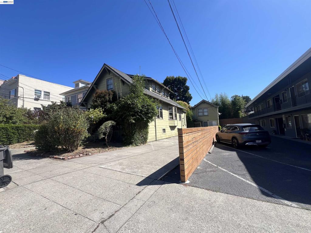 28 30 Yosemite Ave Property Photo 2