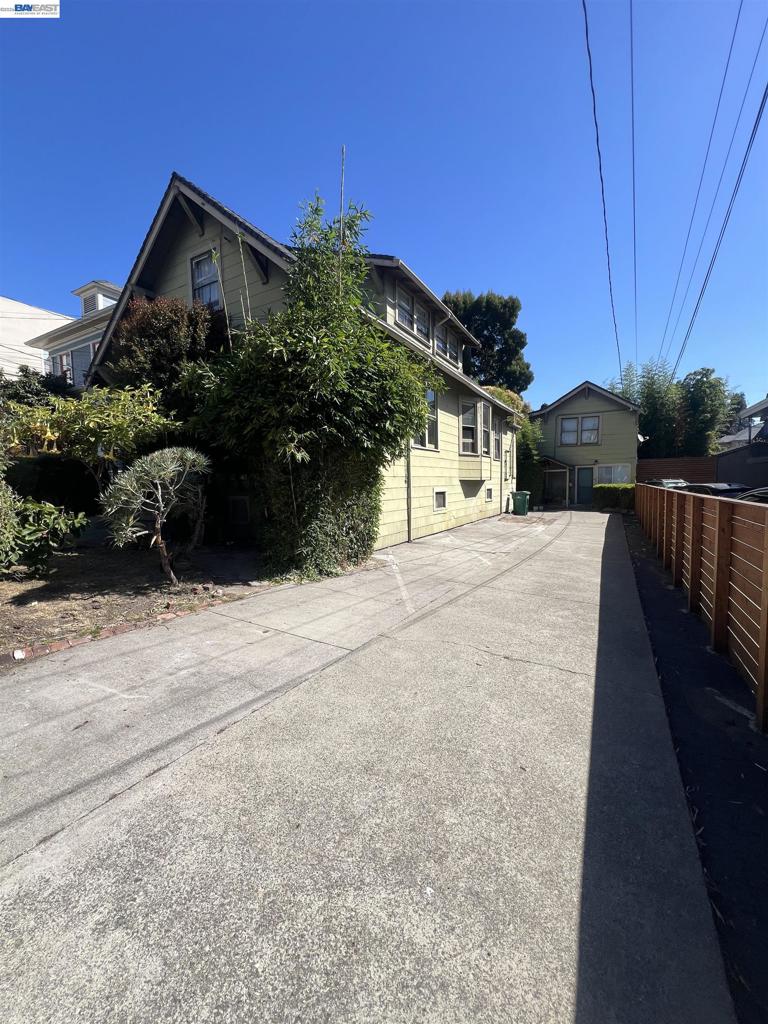 28 30 Yosemite Ave Property Photo 3