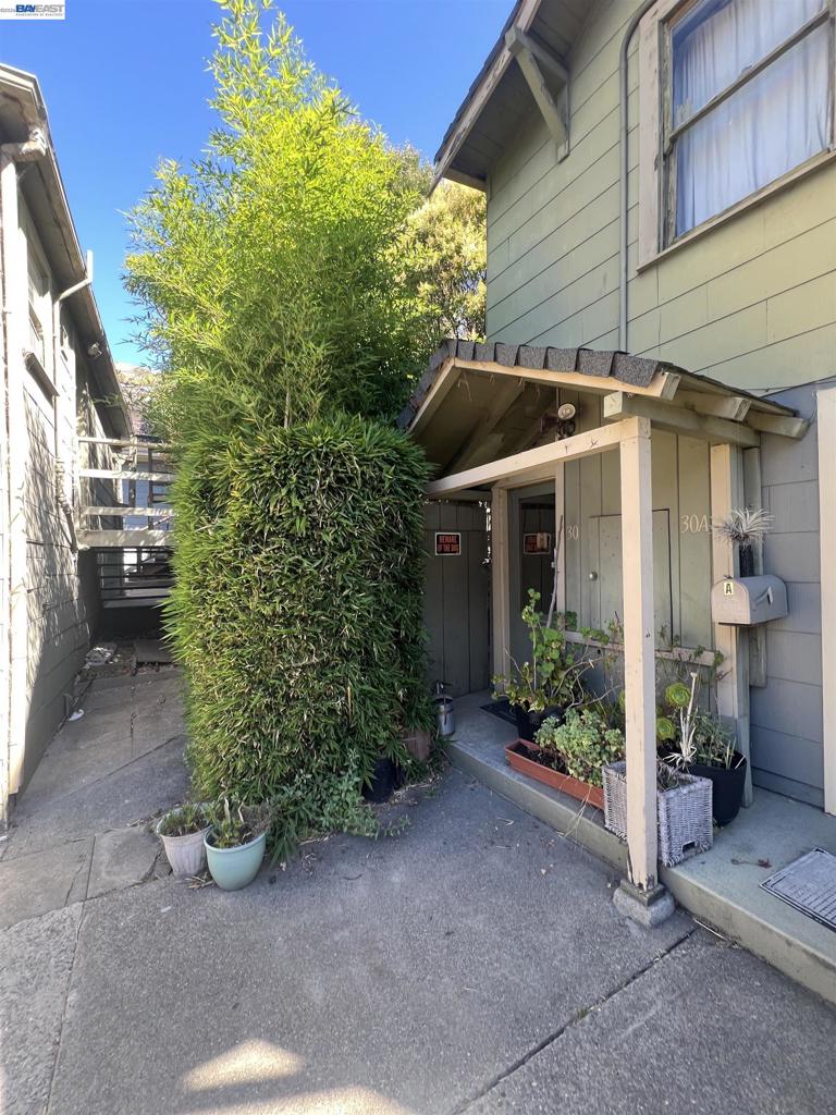 28 30 Yosemite Ave Property Photo 4