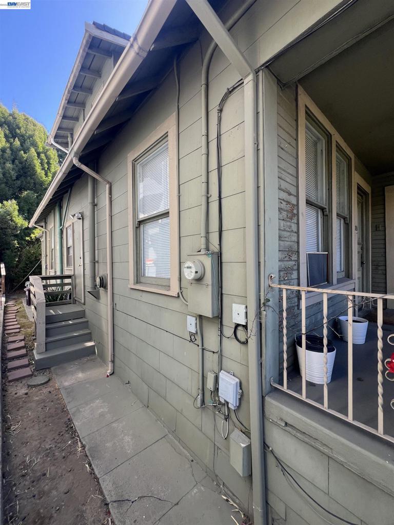 28 30 Yosemite Ave Property Photo 5