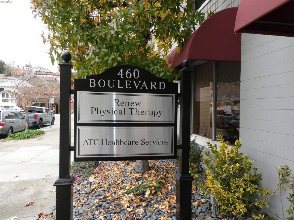 460 Boulevard Way Property Photo 3