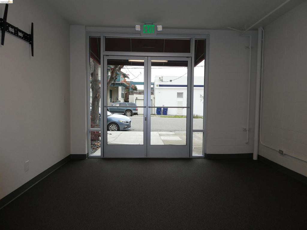 460 Boulevard Way Property Photo 4