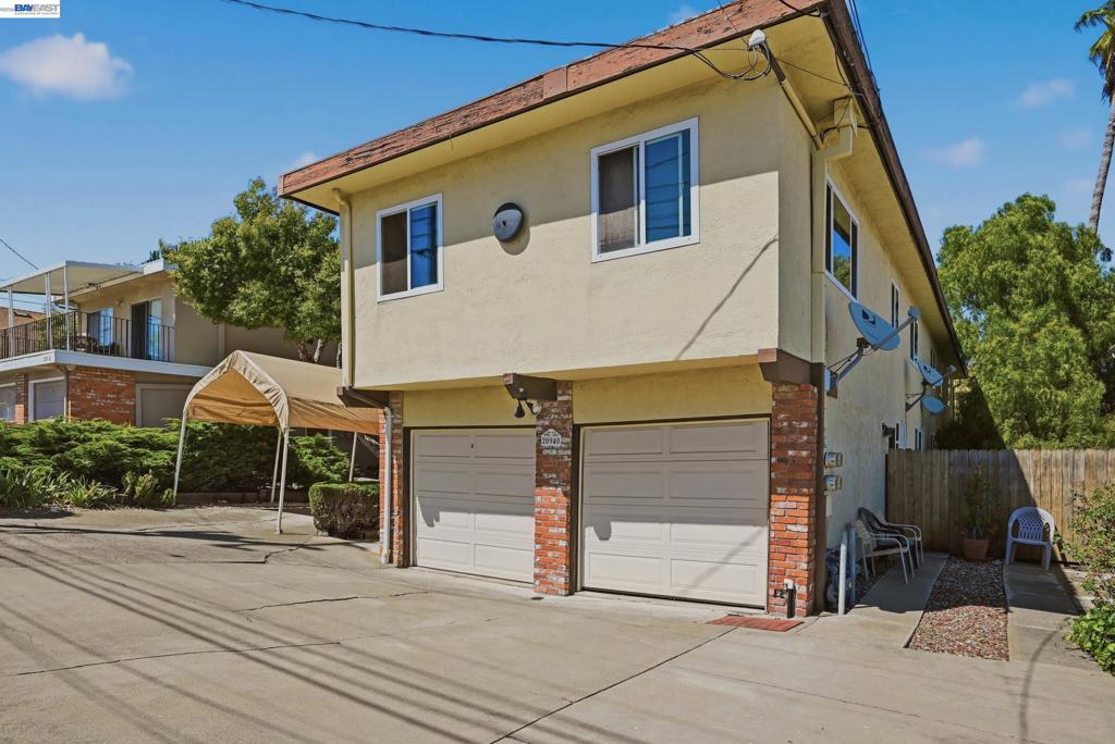 20940 Locust St Property Photo 4