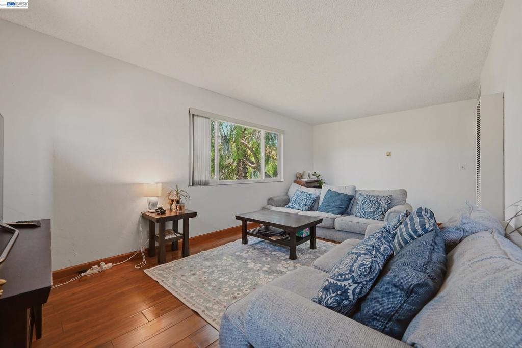 20940 Locust St Property Photo 7