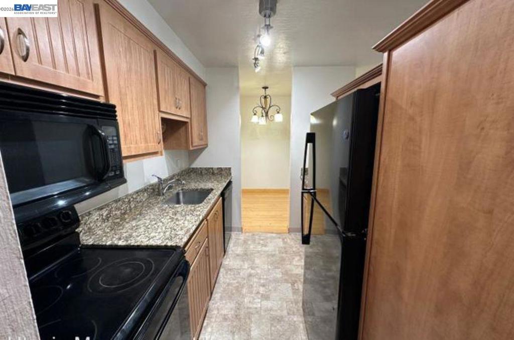 555 Jean St 528 Property Photo 3