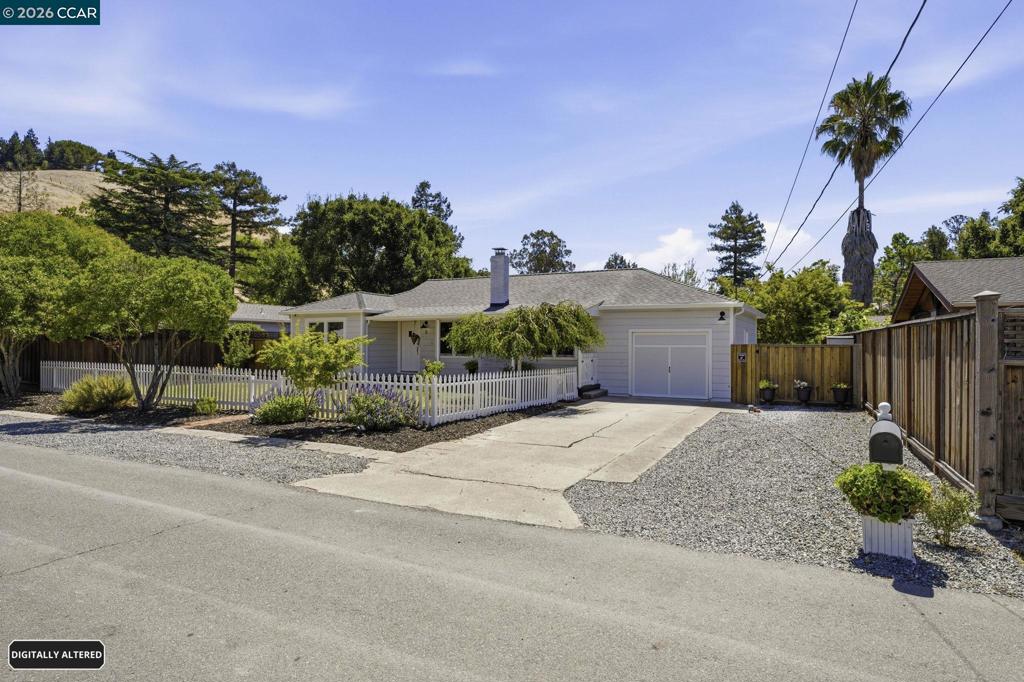 8 Lander Dr Property Photo 3