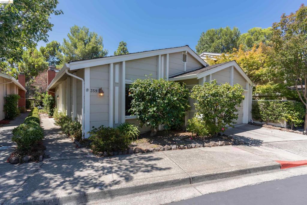 359 Kinross Dr Property Photo 2