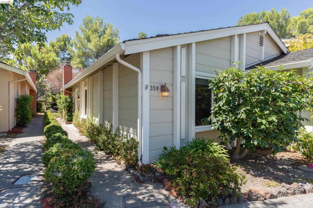359 Kinross Dr Property Photo 3