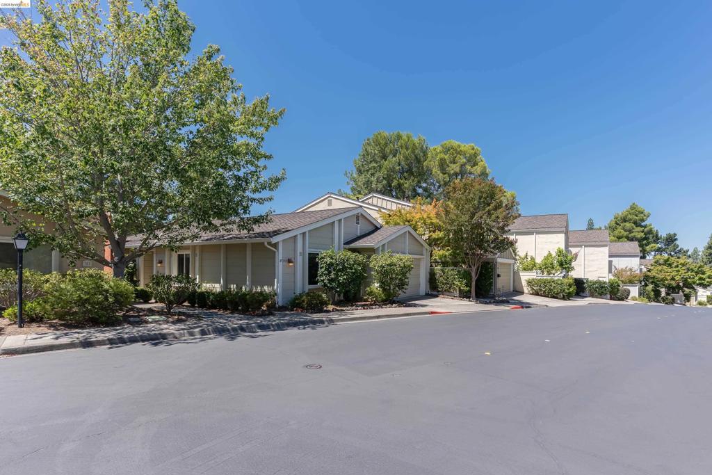 359 Kinross Dr Property Photo 4
