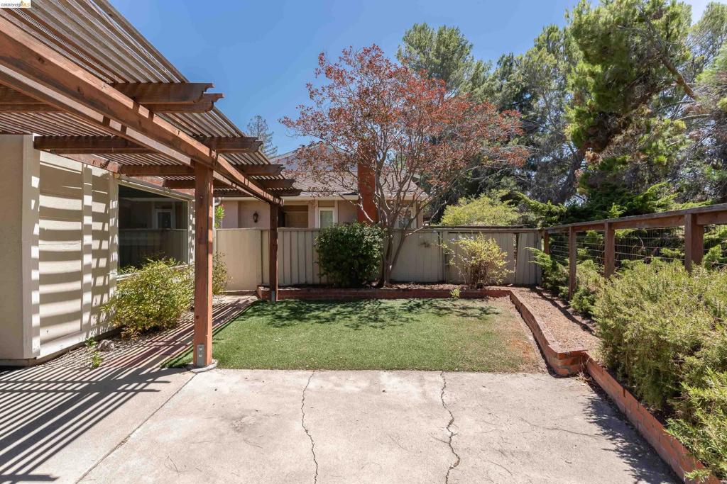 359 Kinross Dr Property Photo 48