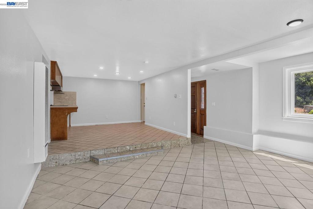 2024 Thompson Ln Property Photo 7