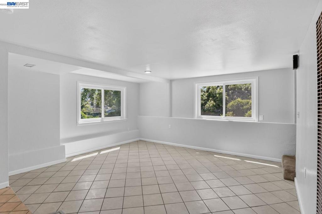 2024 Thompson Ln Property Photo 8