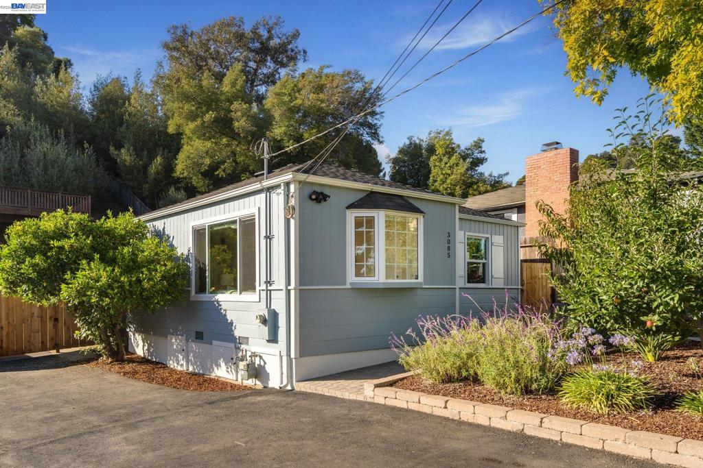 3085 Bantry Ave Property Photo 1