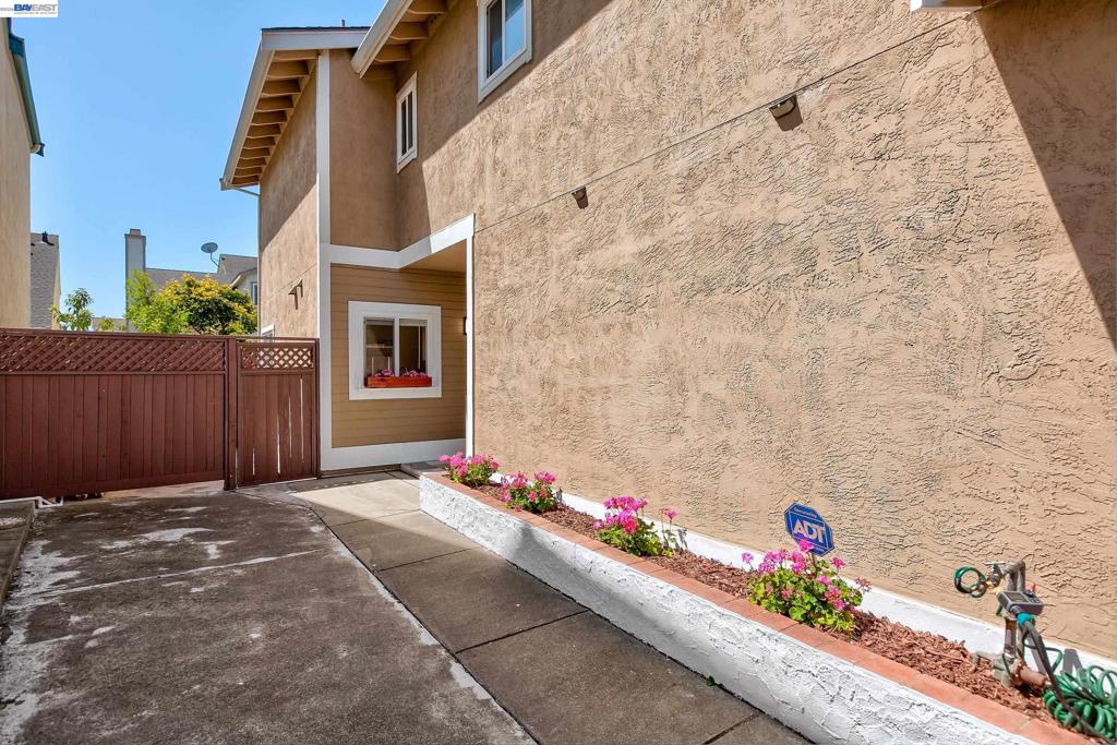5440 Twilight Cmn Property Photo 3
