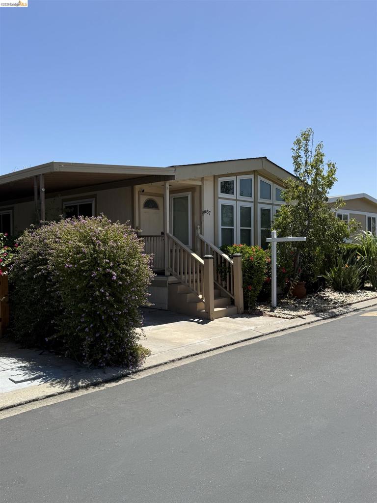 812 W Clover Property Photo 1