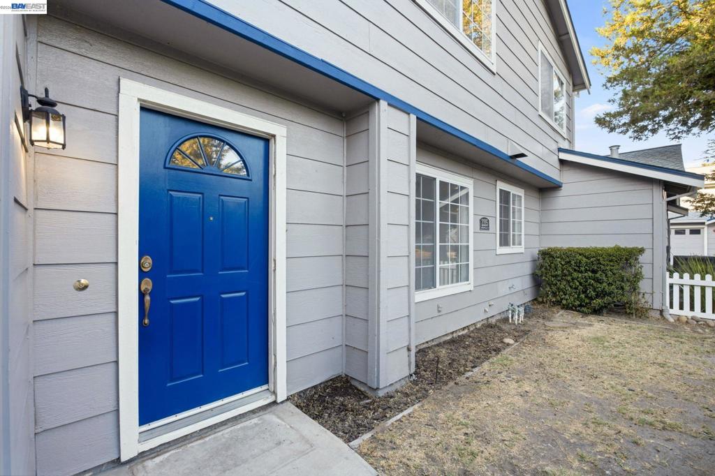 2215 Morningside Ct. Property Photo 4