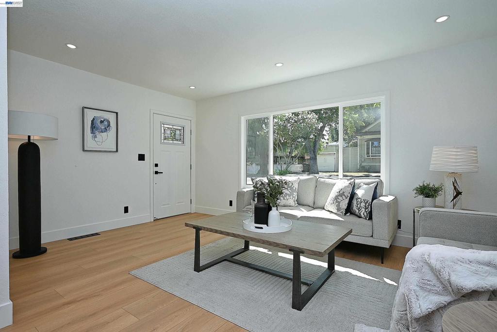 1215 Warren St Property Photo 5