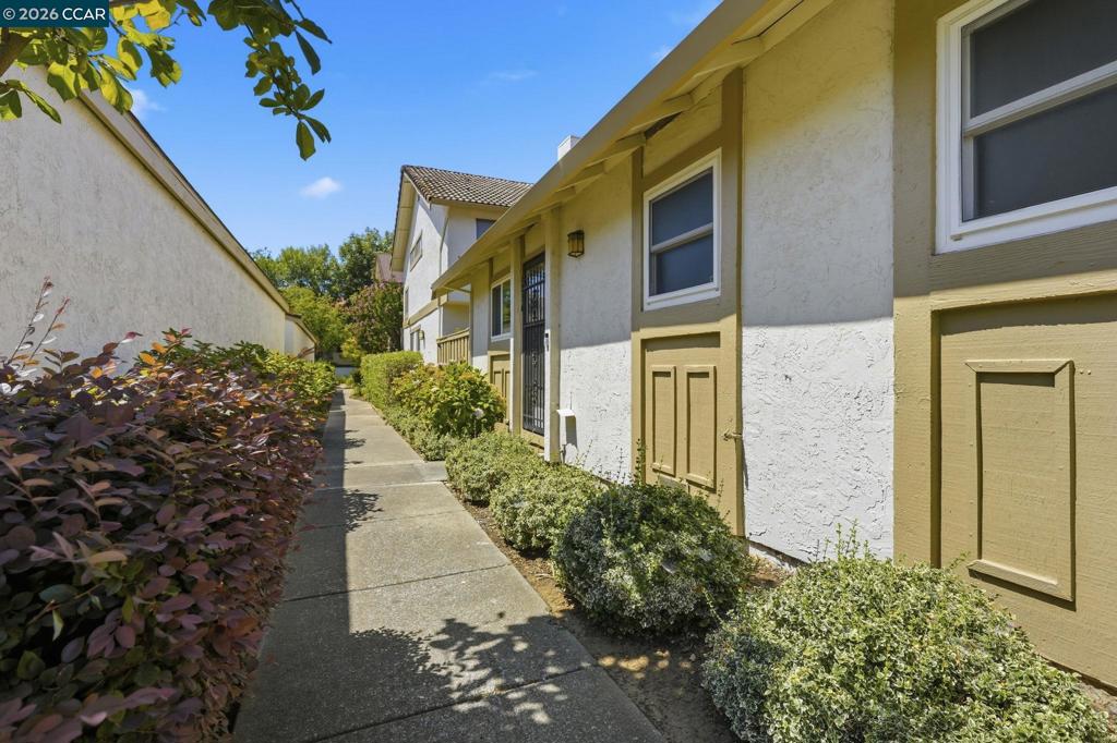 4814 Wolf Way Property Photo 4