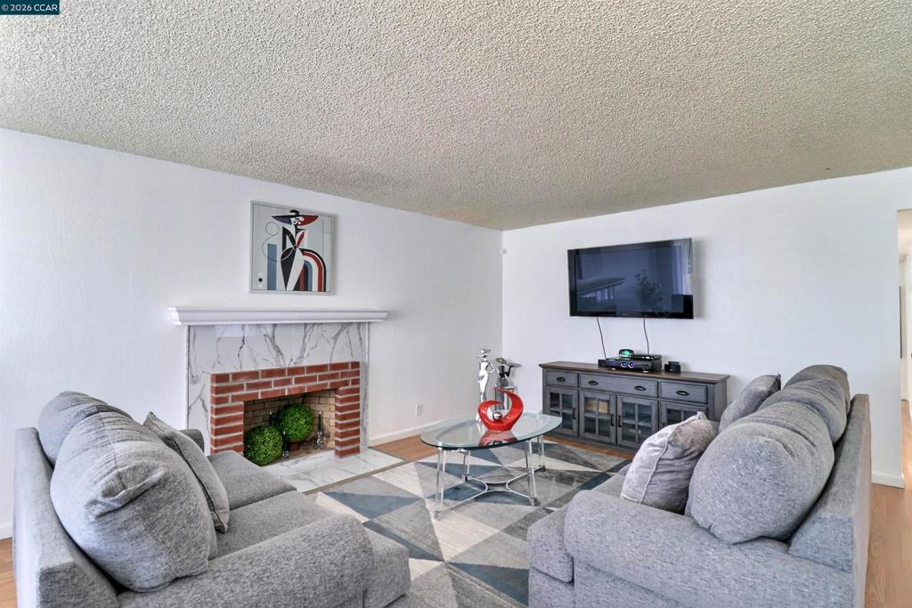 638 Berkeley Way Property Photo 3