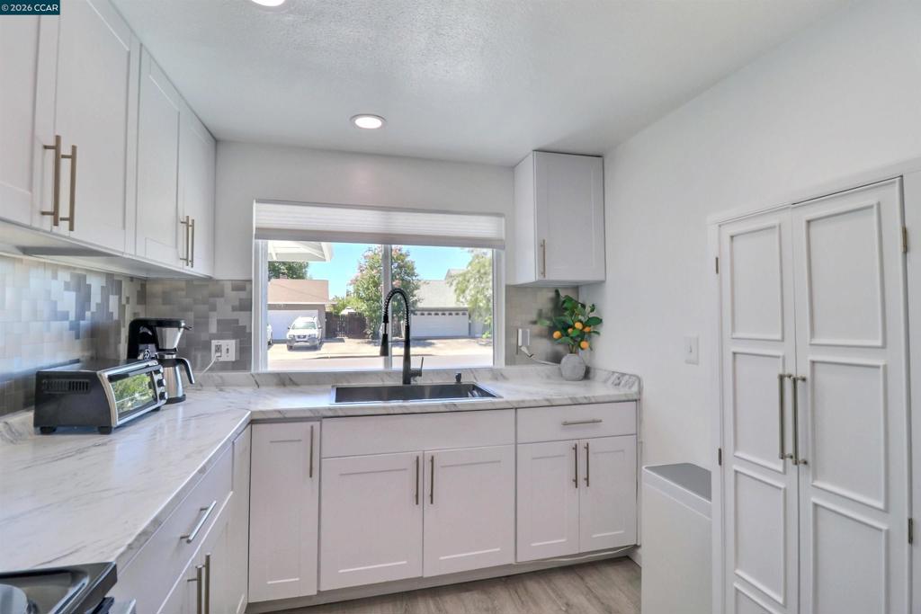 638 Berkeley Way Property Photo 8