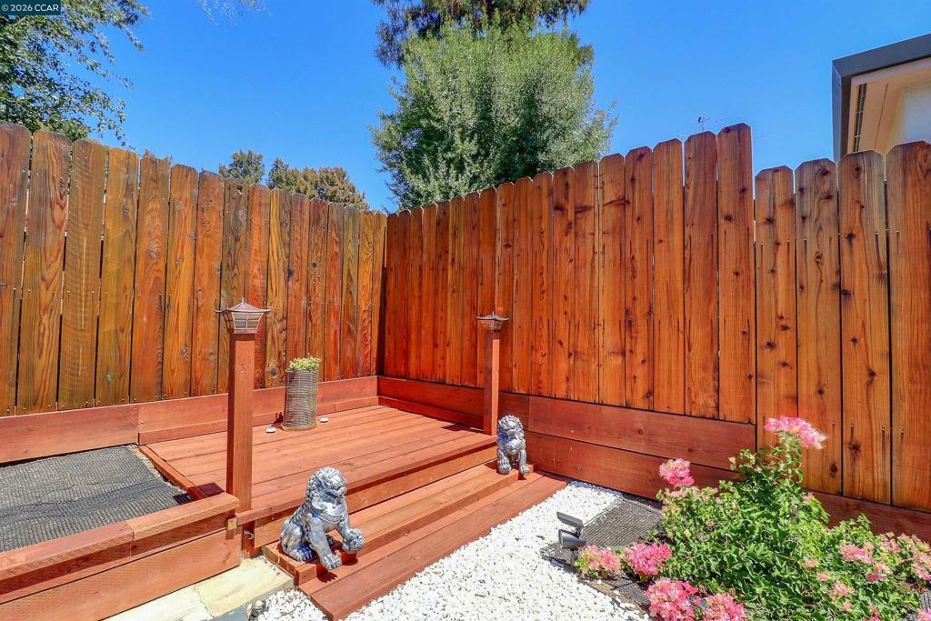 638 Berkeley Way Property Photo 25