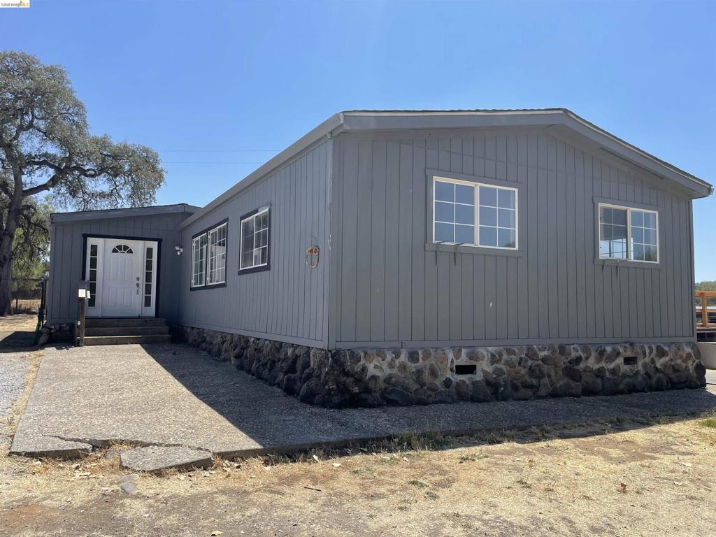 17560 Campbell Flat Road Property Photo
