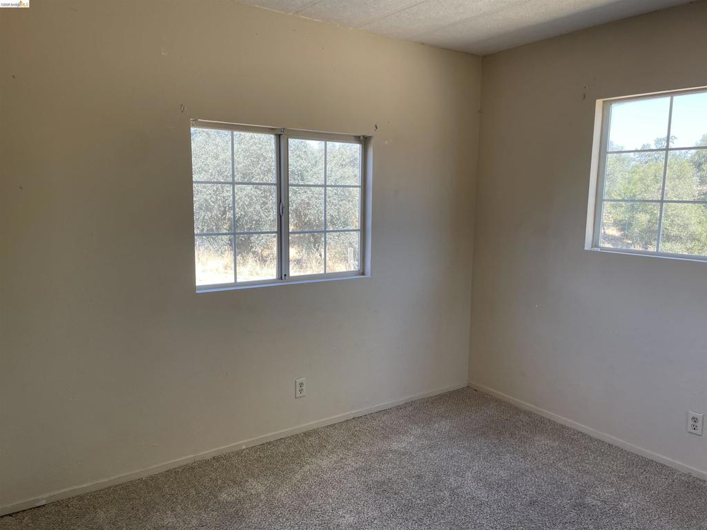 17560 Campbell Flat Road Property Photo 7