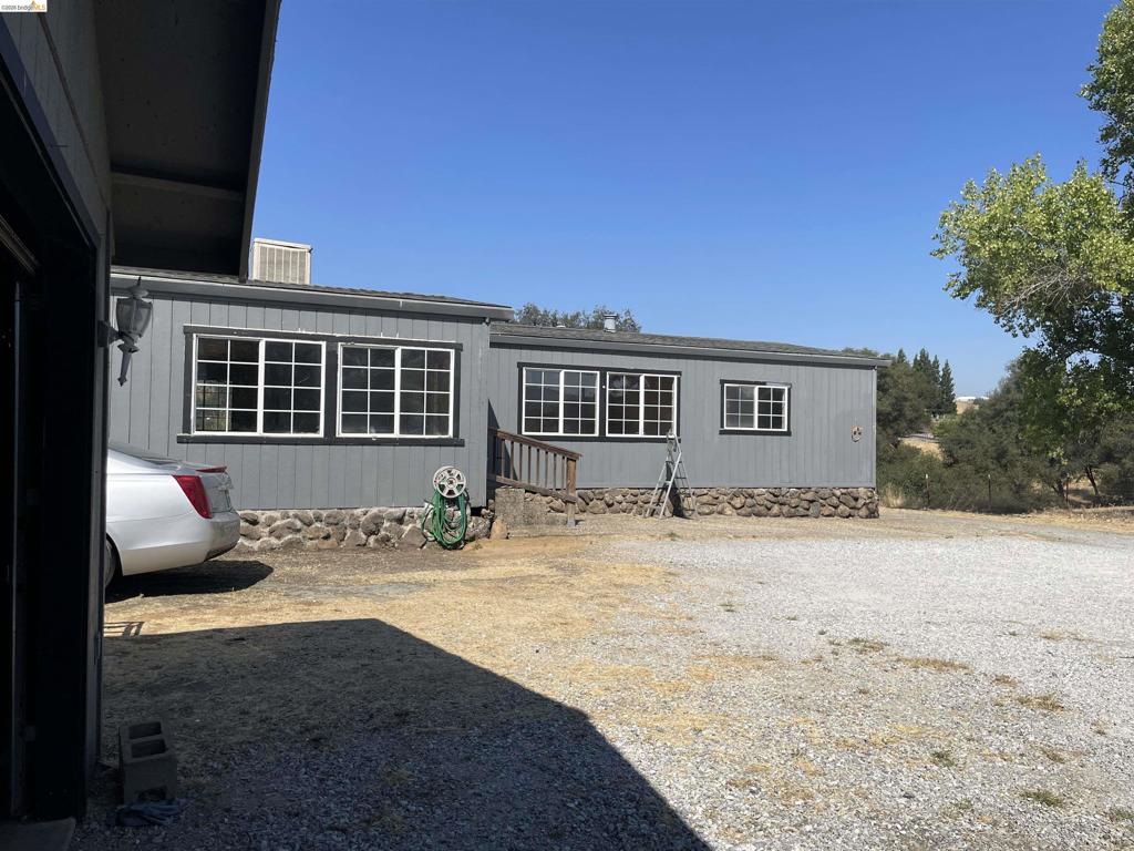 17560 Campbell Flat Road Property Photo 11