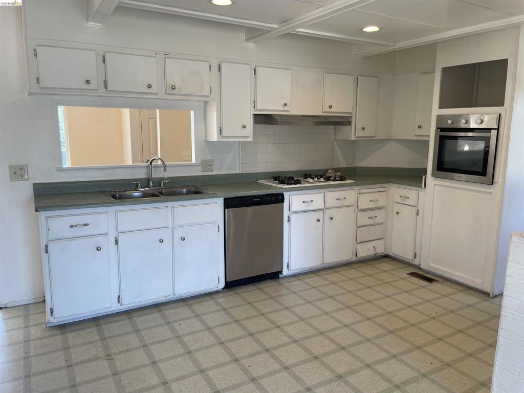 17560 Campbell Flat Road Property Photo 12