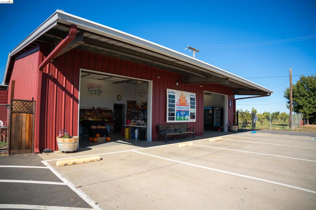 2017 Walnut Blvd Property Photo 6