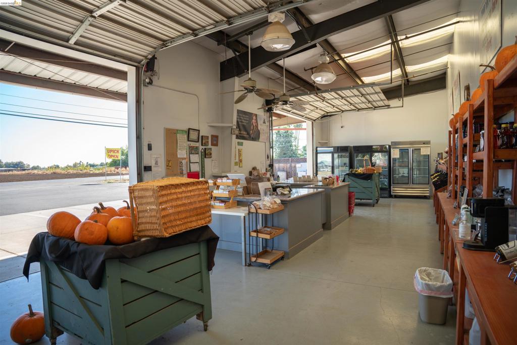 2017 Walnut Blvd Property Photo 7
