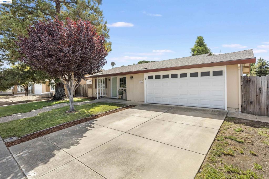 5253 Iris Way Property Photo 3