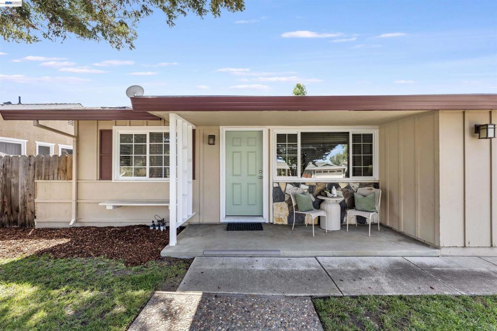 5253 Iris Way Property Photo 4