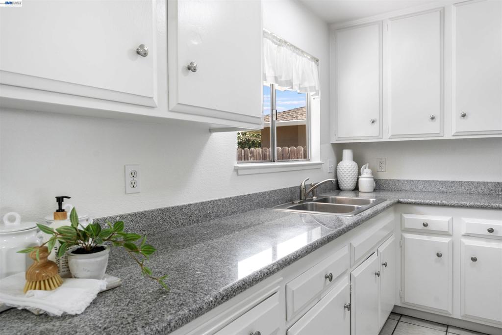5253 Iris Way Property Photo 11
