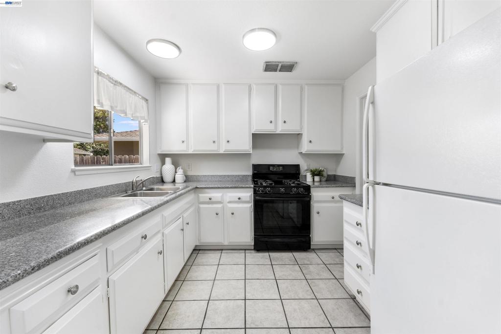 5253 Iris Way Property Photo 12