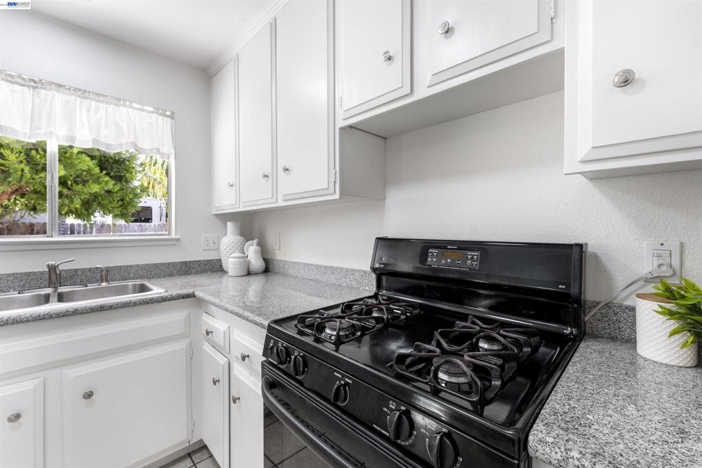 5253 Iris Way Property Photo 13