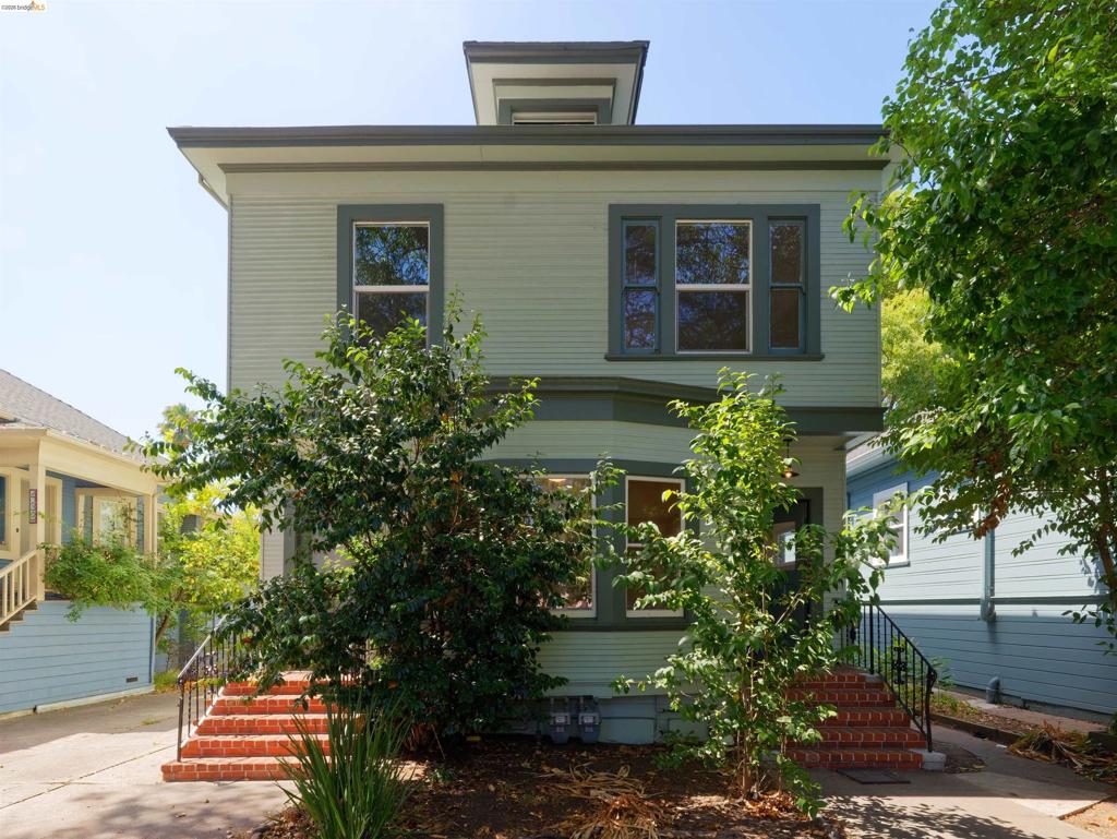 437 51st St Property Photo 1