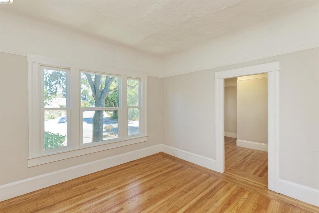 437 51st St Property Photo 3