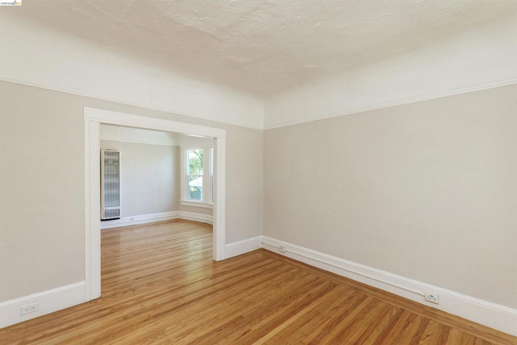 437 51st St Property Photo 4
