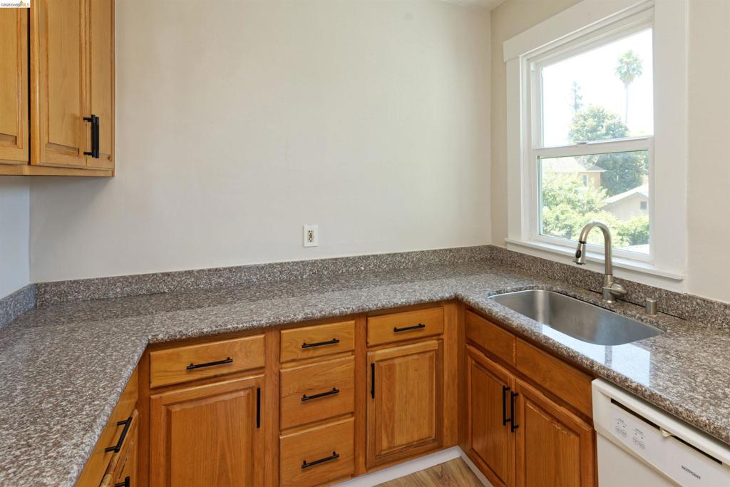 437 51st St Property Photo 9