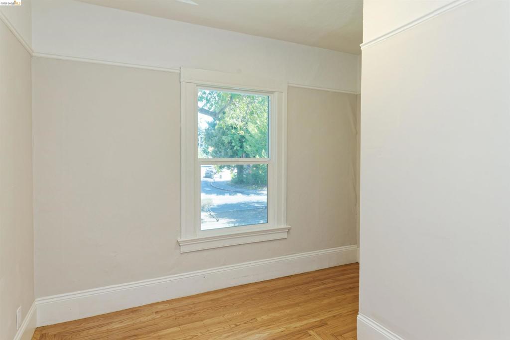 437 51st St Property Photo 10