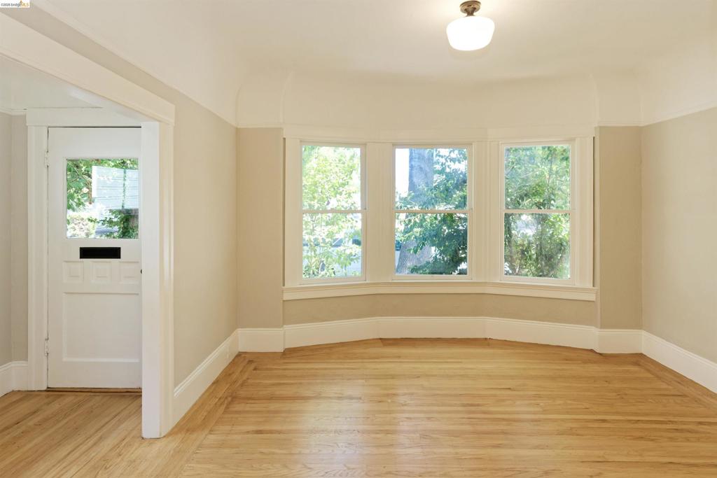 437 51st St Property Photo 16