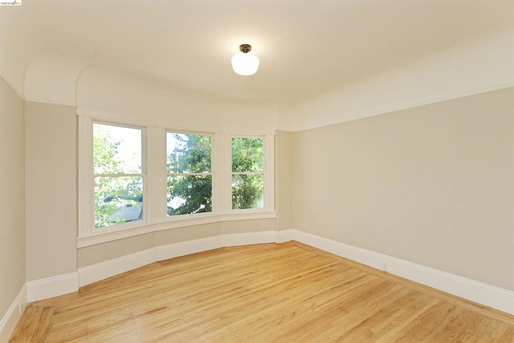 437 51st St Property Photo 17