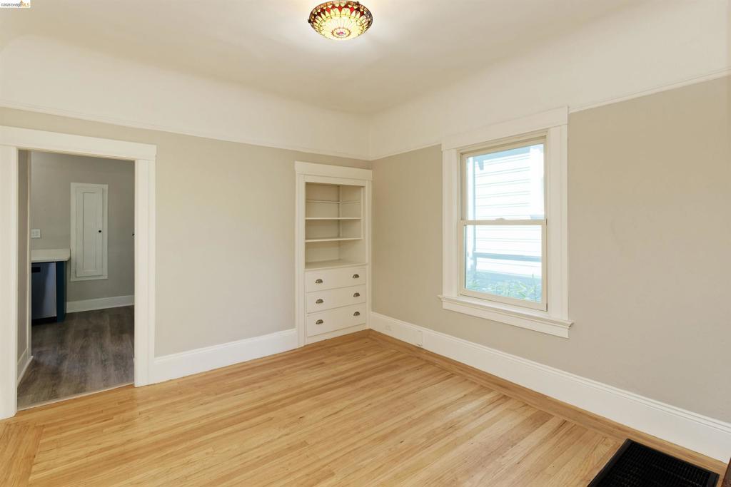 437 51st St Property Photo 18